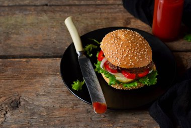 Ev yapımı hamburger sığır, salata ve domates sos ile.