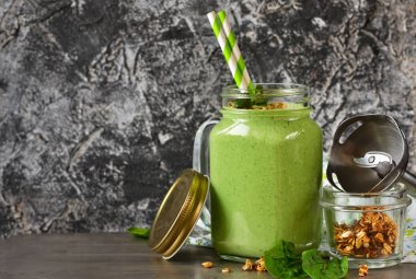 Detoks içecek - ıspanak, nane, yoğurt ile yeşil smoothie.