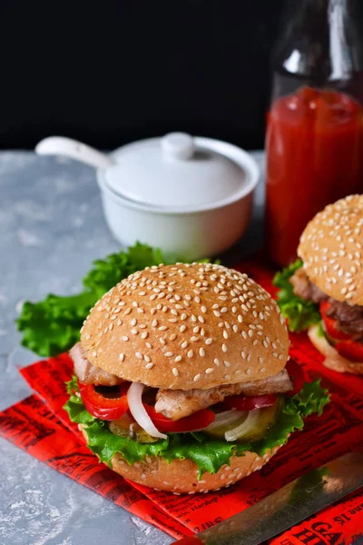 Hamburguesa casera con ternera, tomate y lechuga . — Foto de Stock