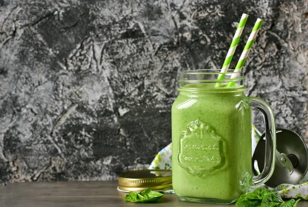 Detoks içecek - ıspanak, nane, yoğurt ile yeşil smoothie.