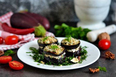 Meze patlıcan ve ceviz sosu, kişniş ve sarımsak