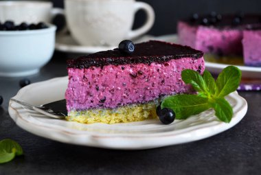 Yaban mersini mousse kek siyah bir zemin üzerine