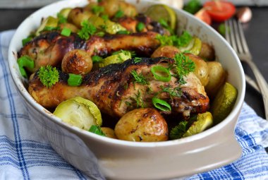 Tavuk ve sebze siyah bir zemin üzerine fırında patates