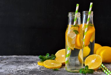 Yaz iç - bir beton zemin üzerine nane ile soğuk limonata