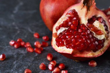 Siyah Mermer zemin üzerine sulu, taze nar