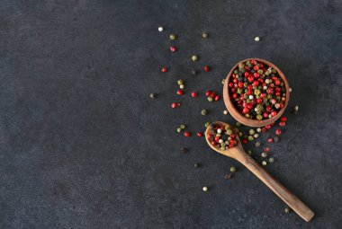 Baharat ile siyah gıda arka plan.