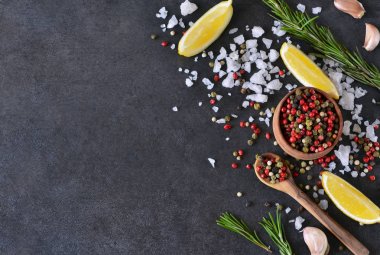 Tuz, biberiye ve sarımsak şeyl taş ile biber karışımı. 