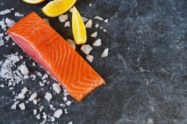 Tuzlu, marine edilmiş somon tuz ve limon ile.