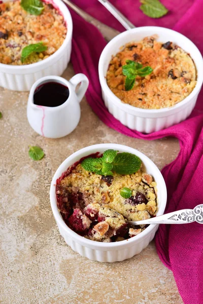 Crumble con bacche, farina d'avena e noci su uno sfondo concreto — Foto Stock