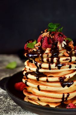 Ahududu, fındık ve çikolata ile ev yapımı gözleme 