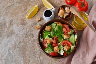 Vitamini salatası sebze ve limon suyu