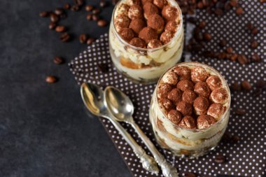 Siyah arka plan üzerine bir cam kavanoza klasik tiramisu