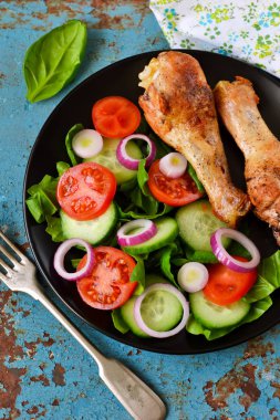 Fırında tavuk bir garnitür sebze salatası ile 