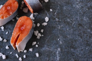 Siyah Mermer zemin üzerine taze Çiğ somon biftek