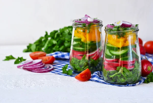 Salada de legumes com espinafre e cebola vermelha em um jarro de vidro . — Fotografia de Stock