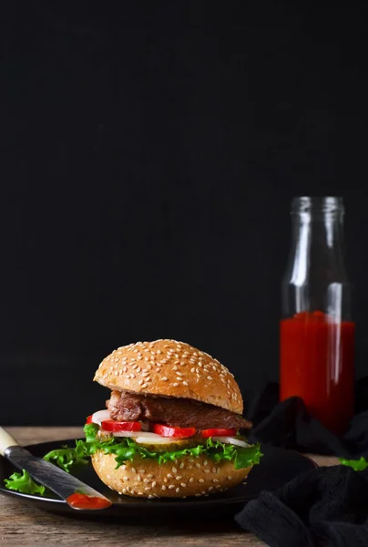 Hamburguesa casera con carne de res, ensalada y salsa de tomate — Foto de Stock