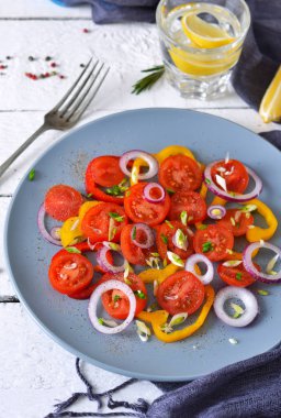 Domates, biber ve kırmızı soğan soslu salata.