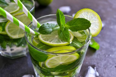 Mojito nane ve limon siyah zemin üzerine kokteyl
