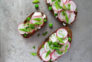 Ricotta, turp ve yeşil bezelye ile tost