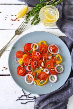 Domates, biber ve kırmızı soğan soslu salata.