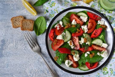 Vitamini salata domates, ıspanak ve beyaz peynir