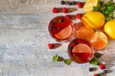 Soğuk berry içki limon ve nane bir beton zemin üzerine