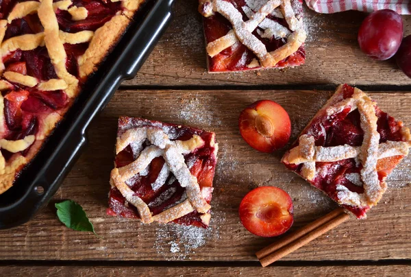 Torta di sabbia con prugne su fondo di legno con spazio per il testo — Foto Stock