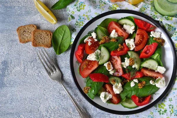 Vitamini salata domates, ıspanak ve beyaz peynir