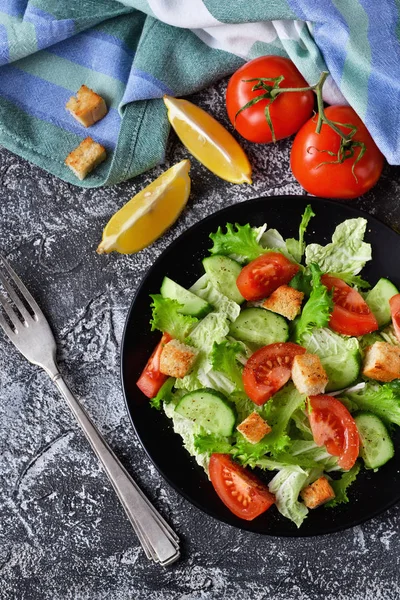 Salada de legumes com pepino, tomate e azeite — Fotografia de Stock