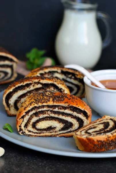 Kahvaltıda haşhaş tohumu ve süt ile ev yapımı rulo