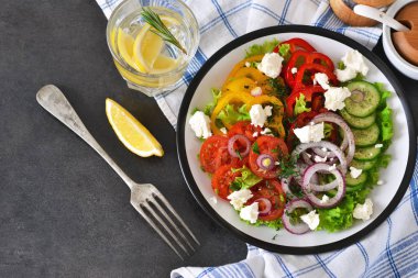 Sebze karışımı salata siyah arduvaz arka plan üzerinde beyaz peynir ile