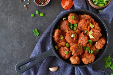 Ev yapımı köfte domates sosu ve soğan ile 