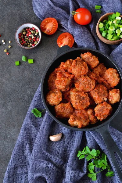 Homemade meatballs with tomato sauce and onions — Stock Photo, Image