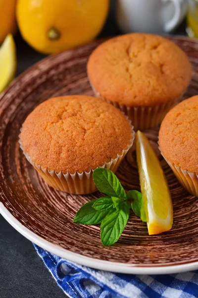 Domácí, citrónové muffiny s medem a mátou — Stock fotografie