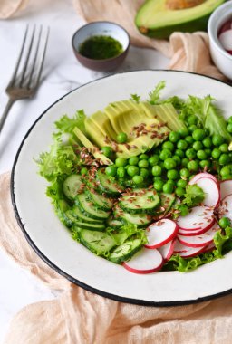 Karışımı salata salatalık, avakado, yeşil bezelye ve keten tohumu ile
