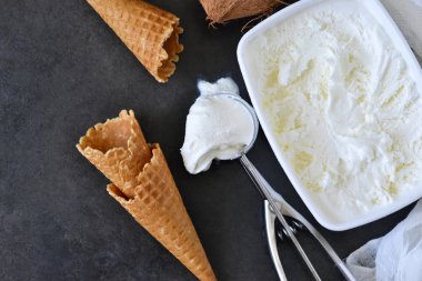 Hindistan cevizi dondurmalı waffle koni siyah arka plan üzerine