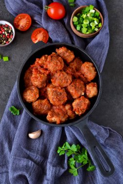 Domates sosu ve soğan bir tavada ile ev yapımı köfte 