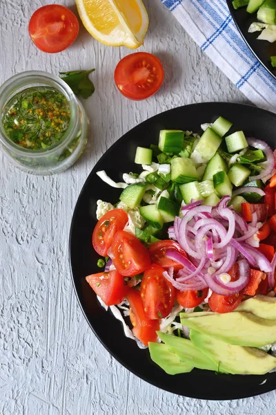 Zeleninový salát s avokádem a hořčičnou omáčkou — Stock fotografie