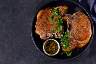 Bir dökme demir tavada hardal soslu ızgara sığır eti biftek 