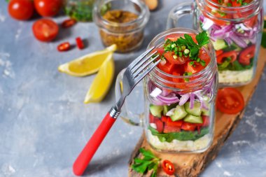 Bir cam kavanoza soslu sebze salatası