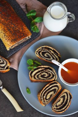 Kahvaltıda haşhaş tohumu ve süt ile ev yapımı rulo