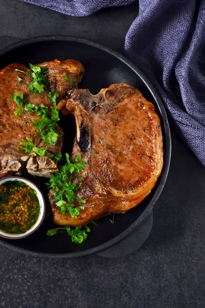 Стейк з яловичини на грилі з гірчичним соусом у чавунній сковороді — стокове фото