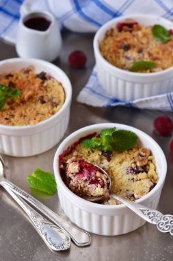 Çilek, yulaf ezmesi ve metalik bir arka plan üzerinde fındık ile harap