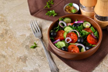 Siyah Zeytin ve sos vejetaryen sebze salatası