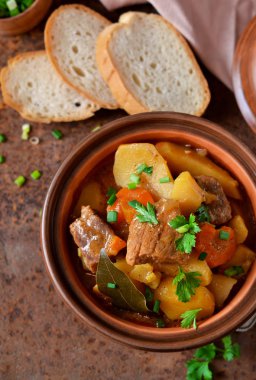 Sebze ve eski bir grunge zemin üzerine patates güveç