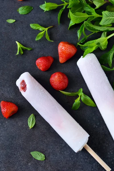 Esquimal - helado con fresas y jugo de abedul —  Fotos de Stock