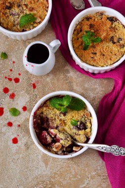 Çilek, yulaf ezmesi ve beton zemin üzerine fındık ile harap