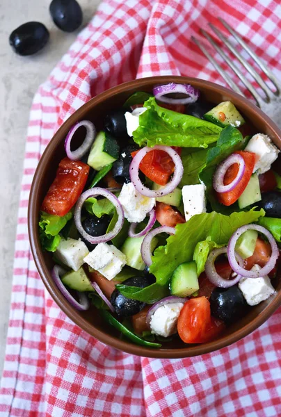 Ensalada griega clásica con salsa sobre un fondo metálico y grunge . — Foto de Stock