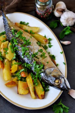 Patates ve akşam yemeği için baharat ile fırında uskumru