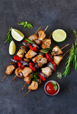 Tavuk kebap şişleri mantar ve biber ve Barbekü üzerinde